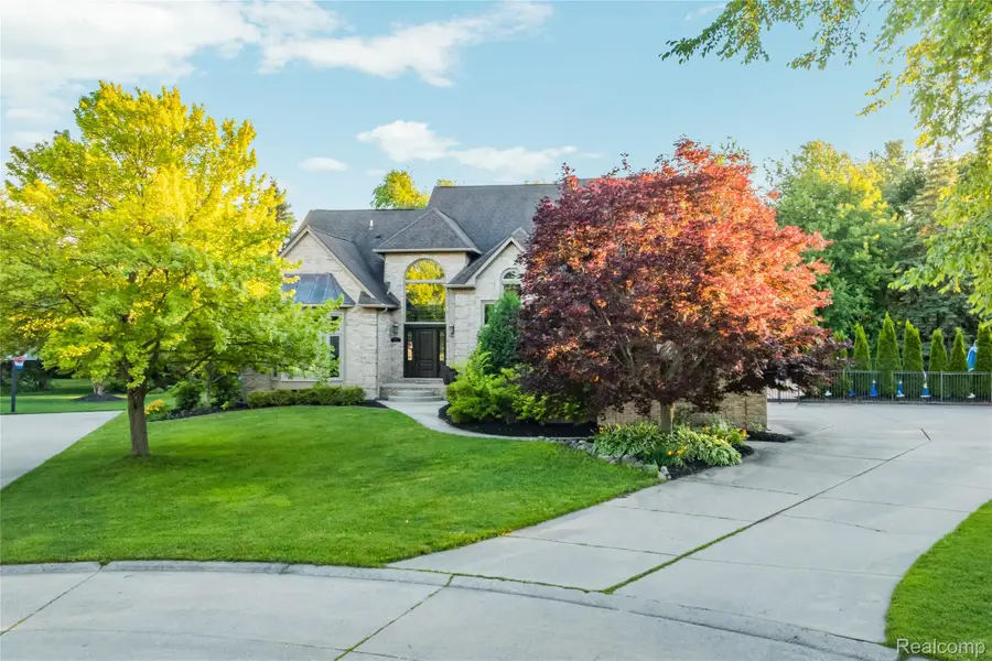 53961 Sutherland Court, Utica, MI 48316 - #2