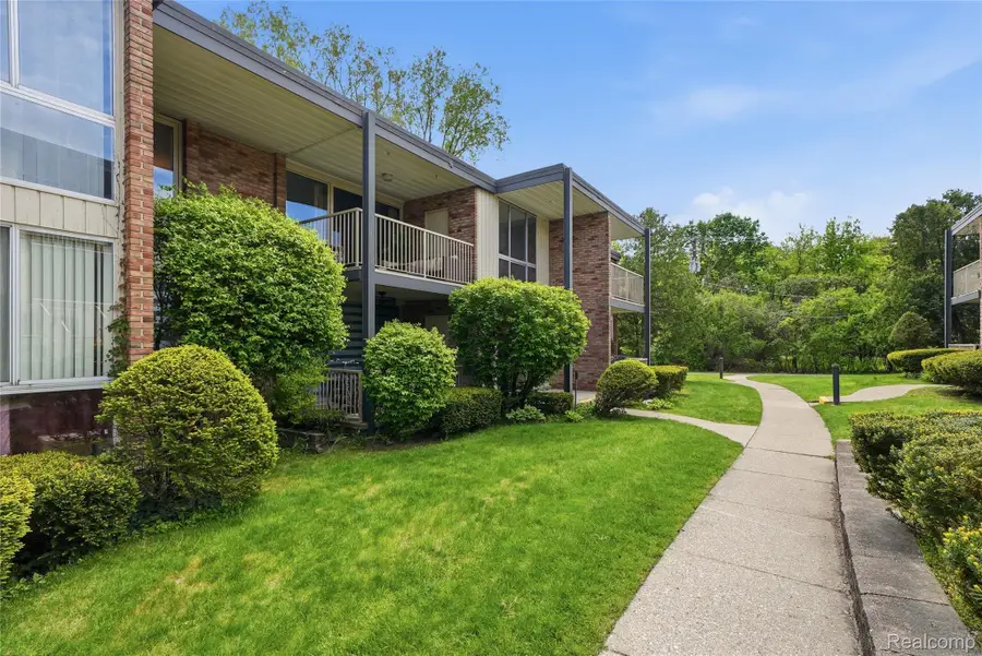 4041 W Maple Road #E203, Bloomfield, MI 48301 - #3