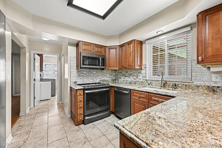 18733 Yorkshire Drive, Livonia, MI 48152 - #3