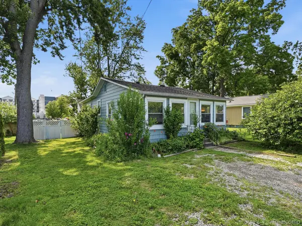 1728 Beechcroft Street, KeegoHarbor, MI 48320