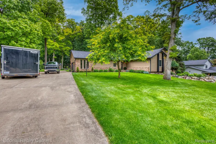 2900 Lynn Drive, White Lake, MI 48386 - #3