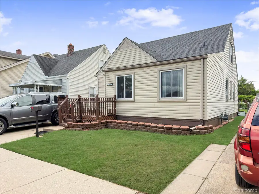 6907 Orchard Avenue, Dearborn, MI 48126 - #2
