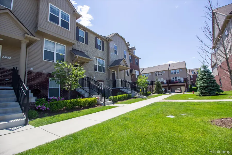 2940 Glenbar Circle, Rochester Hills, MI 48307 - #3