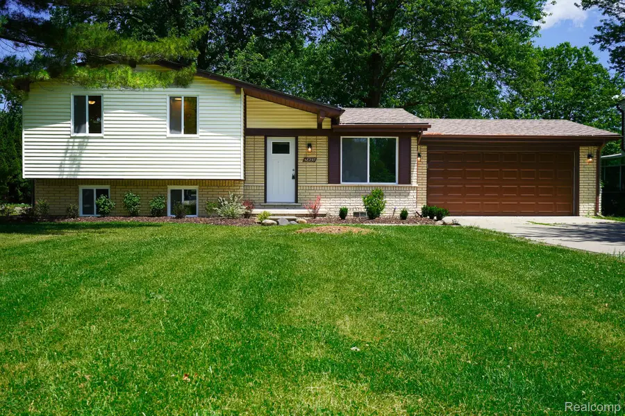 48297 Mallard Drive, Chesterfield, MI 48047 - #2