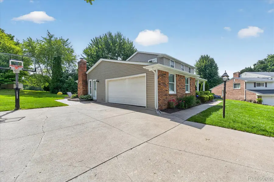 31136 Carriage Hill Court, Farmington Hills, MI 48331 - #2