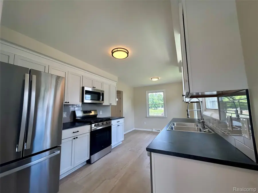 86 E Columbia Avenue, Pontiac, MI 48340 - #2