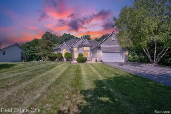 5128 Queensway, Howell, MI 48843