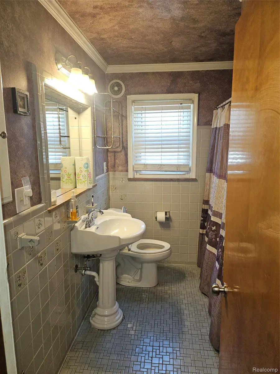 20296 Damman Street, Harper Woods, MI 48225 - #3