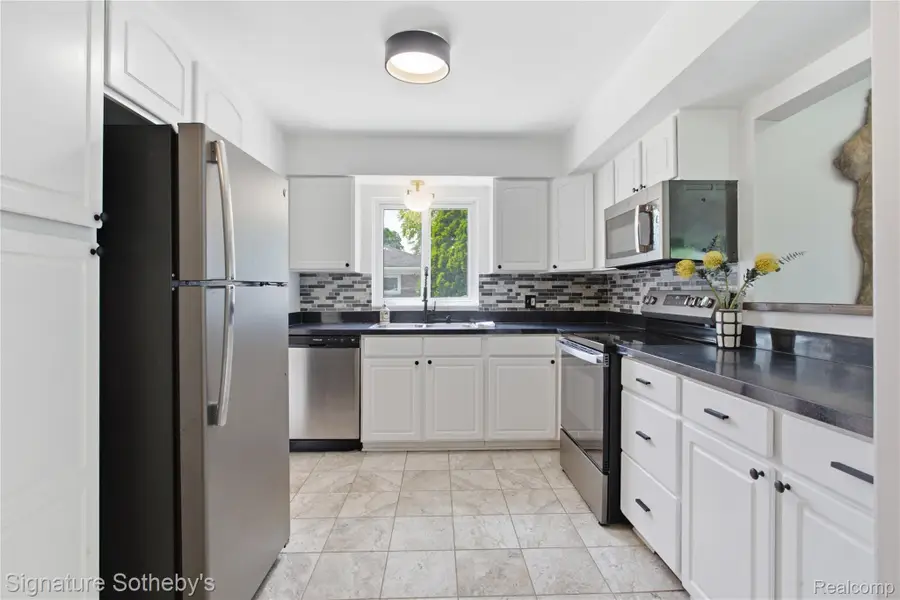 16908 Dunblaine Avenue, Beverly Hills, MI 48025 - #3
