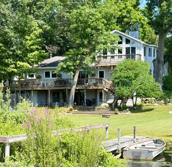 1325 Elkhorn Lake Road, LakeOrion, MI 48362