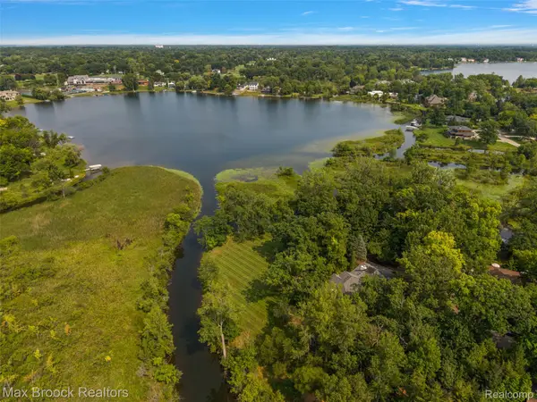 1574 Indianwood Court, BloomfieldHills, MI 48302