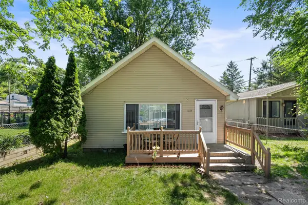 1325 E Lake Drive, Novi, MI 48377