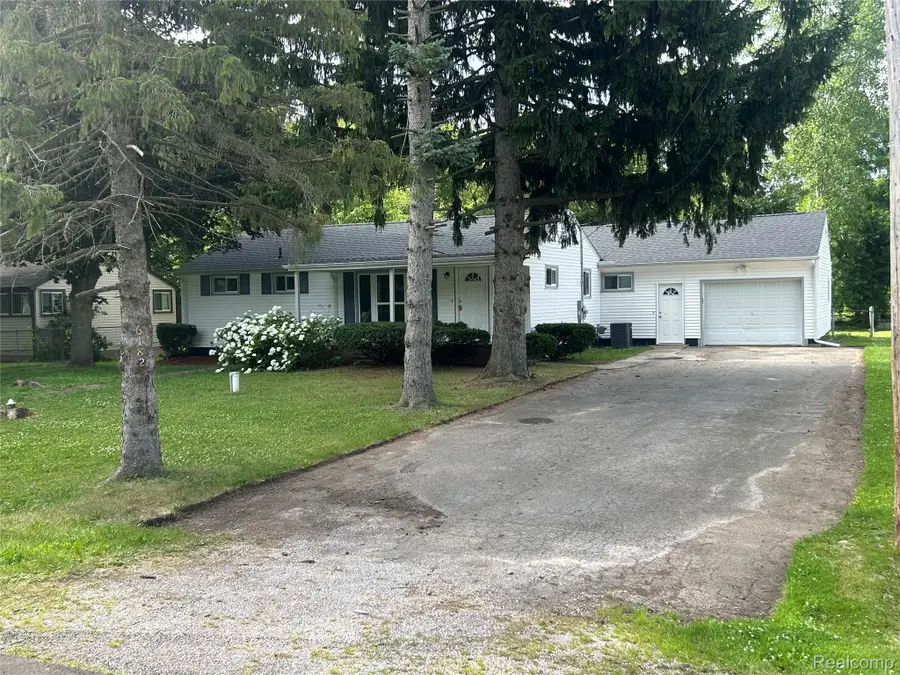 6182 Surrey Lane, Burton, MI 48519 - #2