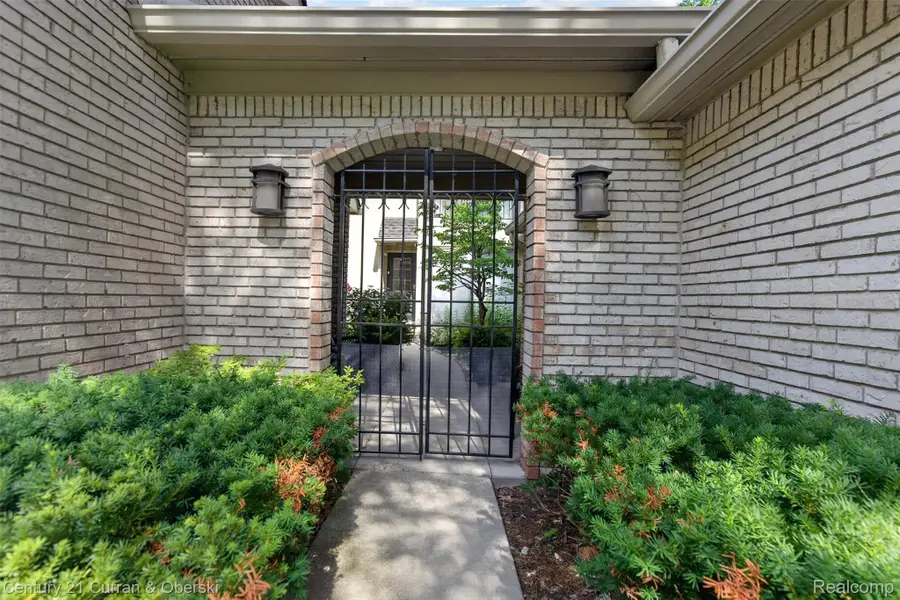 1102 Hillpointe Circle, Bloomfield, MI 48304 - #3