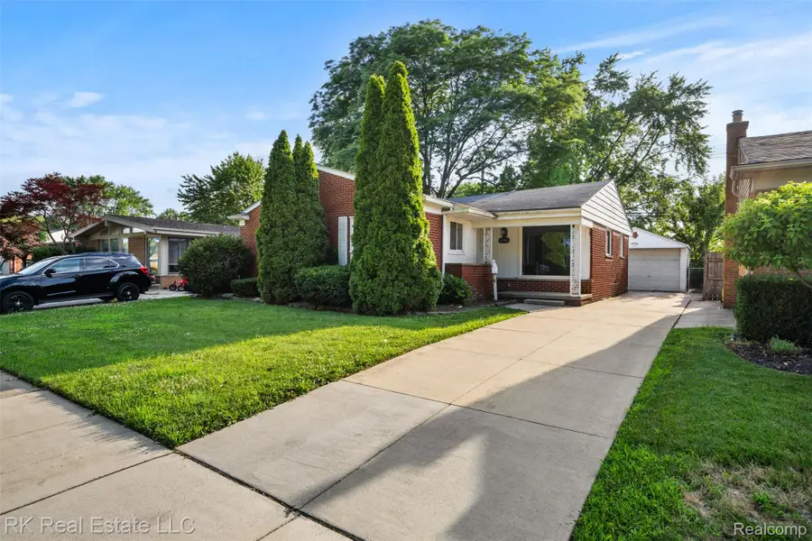 31743 Courtland Street, Saint Clair Shores, MI 48082 - #2
