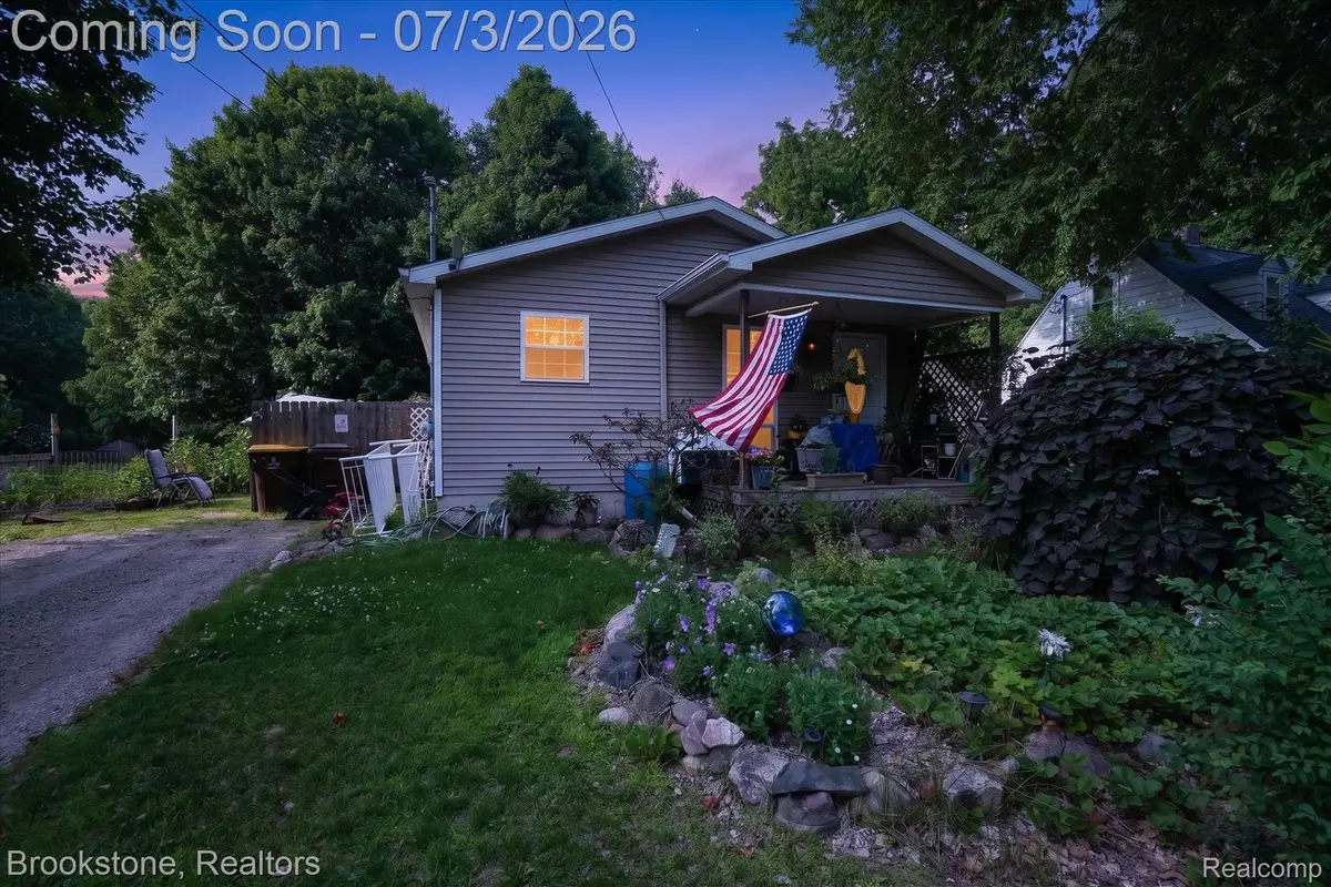 407 E Elizabeth Street, Eaton Rapids, MI 48827 - #1