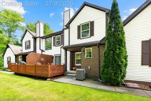 196 Barrington Circle, LakeOrion, MI 48360