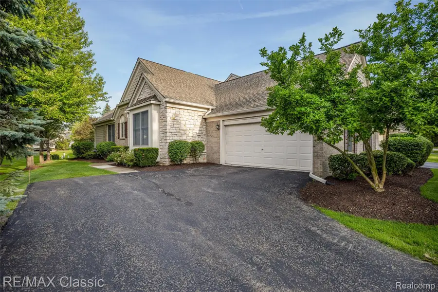 16934 Lochmoor Circle W, Northville, MI 48168 - #2
