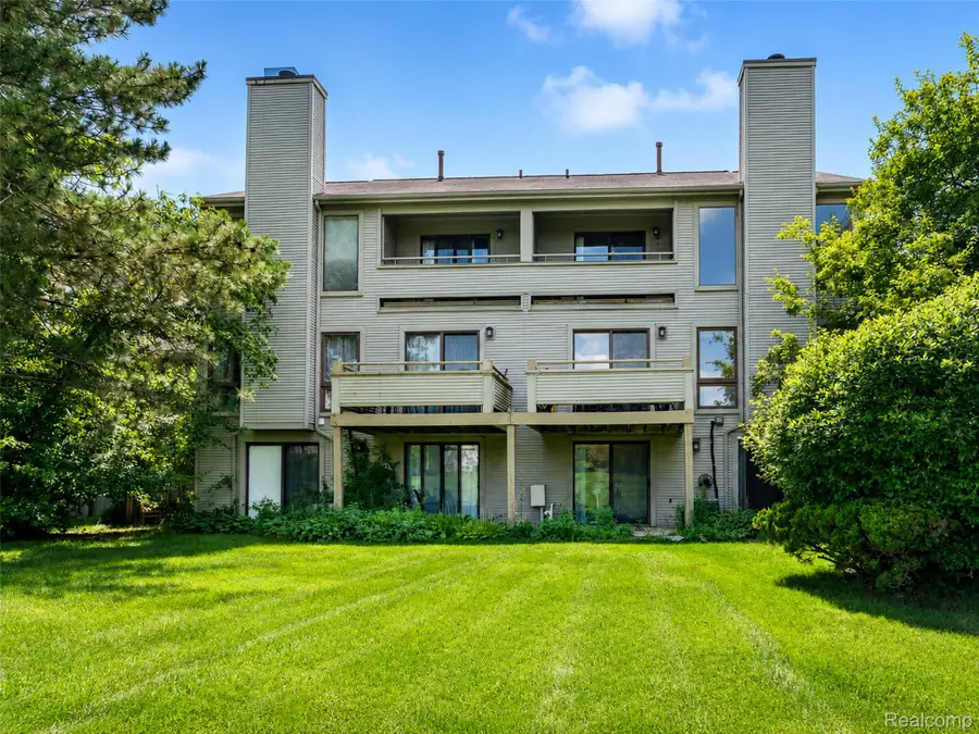 754 Ashley Circle, Rochester Hills, MI 48307 - #2