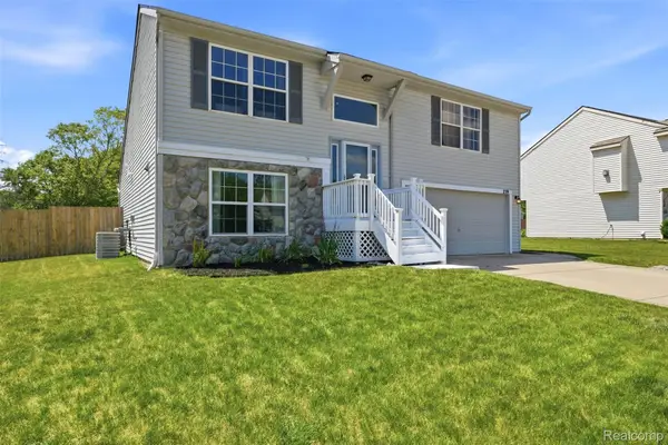 239 Andover Woods Drive, Fenton, MI 48430