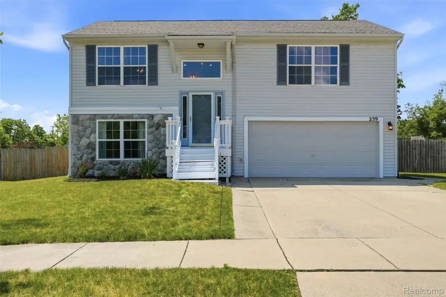239 Andover Woods Drive, Fenton, MI 48430 - #2
