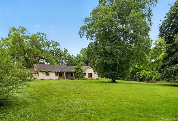 27483 Pontiac Trail, SouthLyon, MI 48178