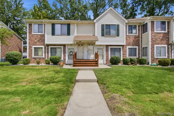 17447 Utica Oaks Lane, Roseville, MI 48066