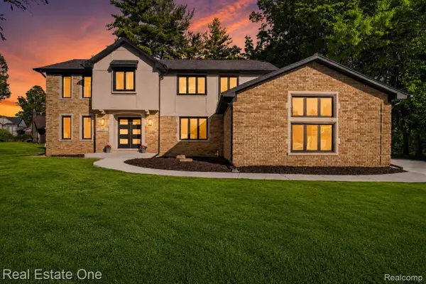 2141 Hickory Leaf Court N, RochesterHills, MI 48309
