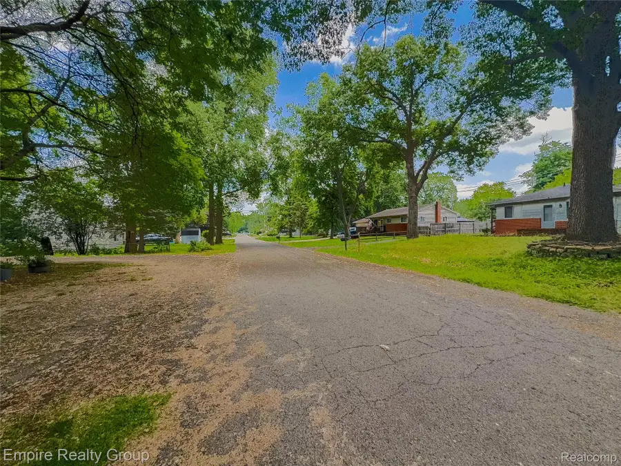 2716 Sinclair Avenue, Waterford, MI 48328 - #3
