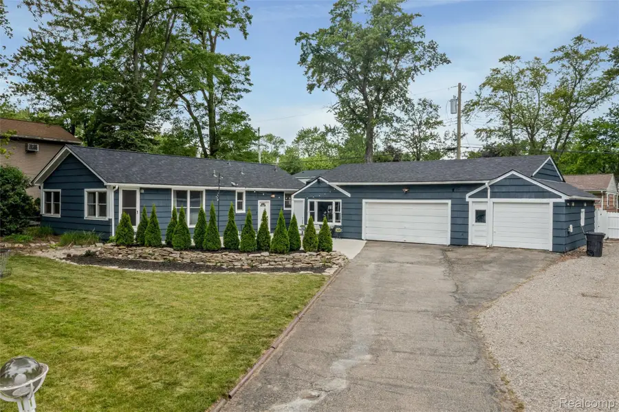 4174 Bunker Avenue, West Bloomfield, MI 48323 - #2