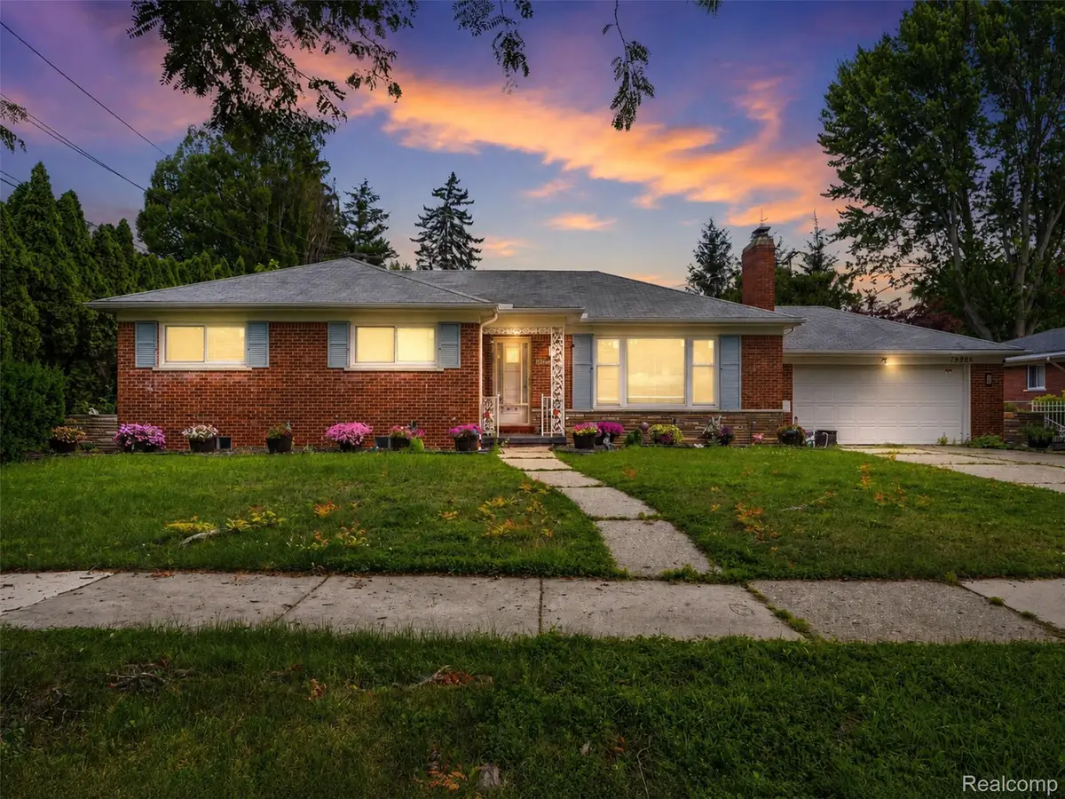 19986 E Doyle Place, Grosse Pointe Woods, MI 48236 - #1