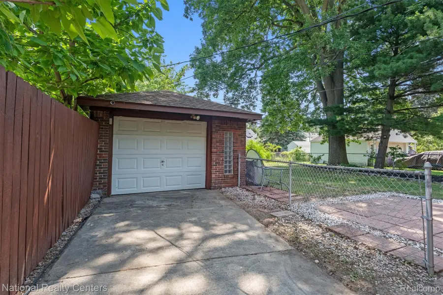 9984 Hemingway E, Redford, MI 48239 - #3