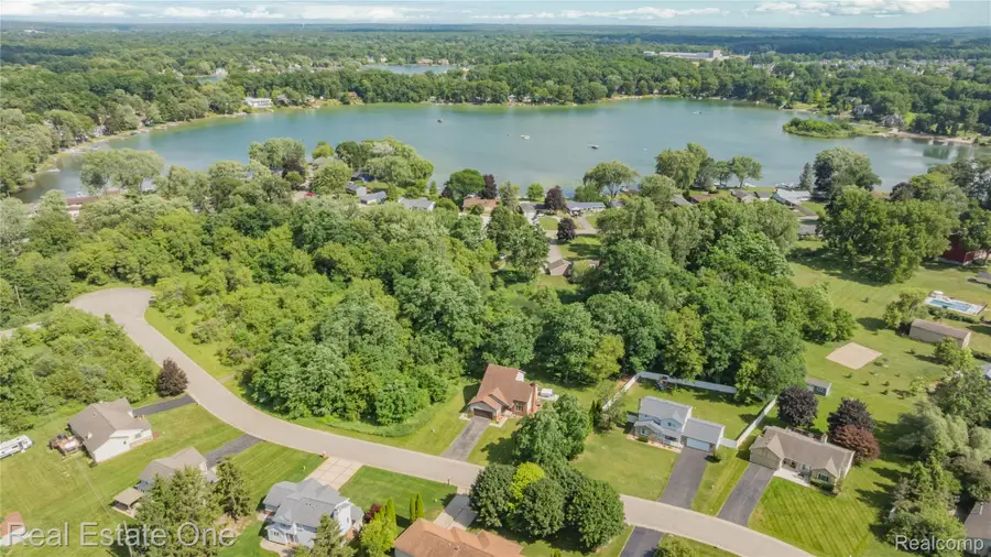 11153 Fieldcrest Meadows Court, White Lake, MI 48386 - #2