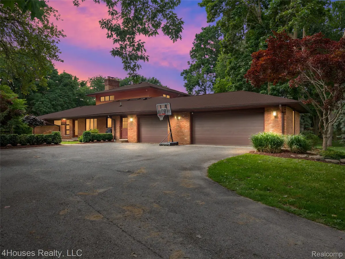 5717 Sussex Drive, Troy, MI 48098 - #1