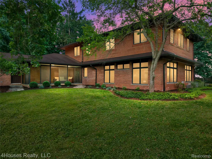 5717 Sussex Drive, Troy, MI 48098 - #2