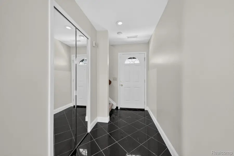 27165 Farmbrook Villa Drive, Southfield, MI 48034 - #3