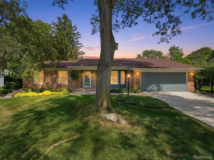31526 Sunset Drive, Beverly Hills, MI 48025 - #2