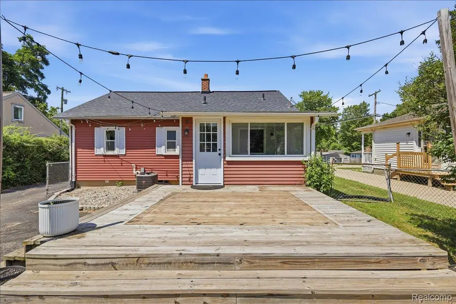 4035 Island Park Drive, Waterford, MI 48329 - #3
