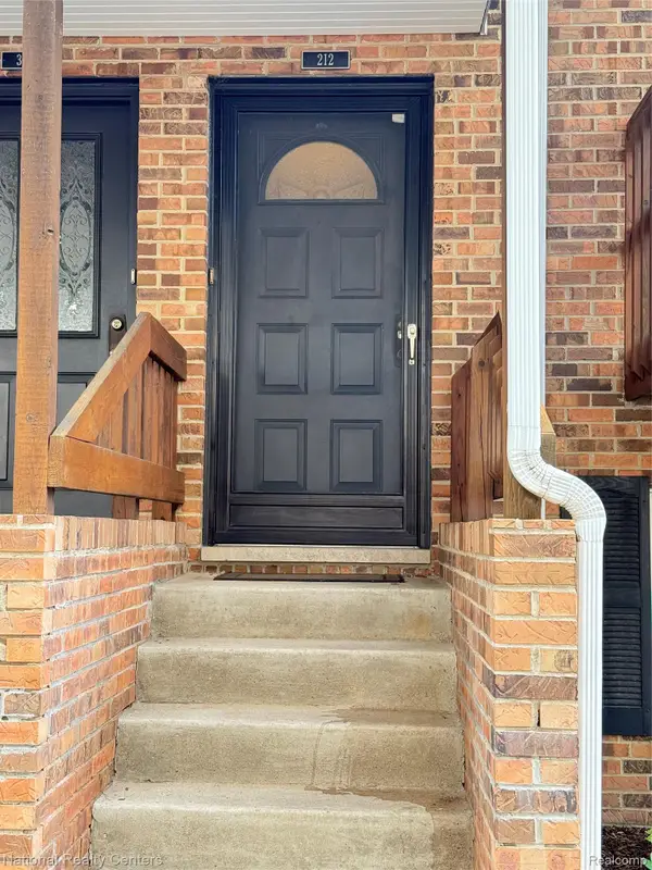 212 Pinewood Drive #22, Plymouth, MI 48170