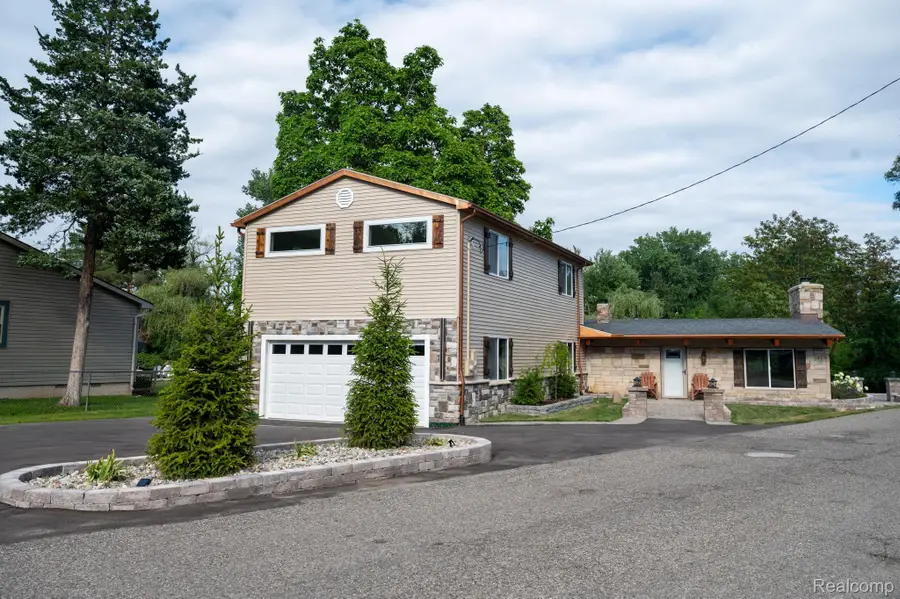 375 Lamothe Drive, Waterford, MI 48327 - #2