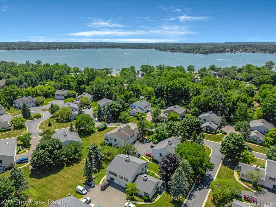 1424 Harbor Drive, Walled Lake, MI 48390 - #2