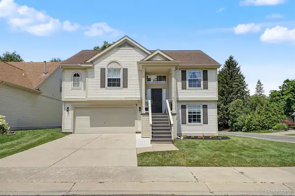 6400 Lake Meadow Drive, Waterford, MI 48327