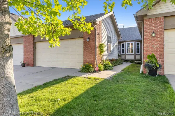1873 N Kenwyck Drive, Ypsilanti, MI 48198