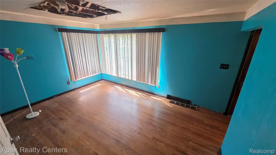 32246 Rosslyn Avenue, Garden City, MI 48135 - #3