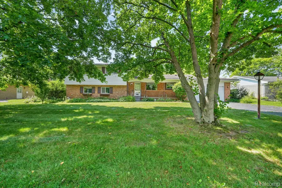 32533 Nestlewood Street, Farmington, MI 48334 - #2