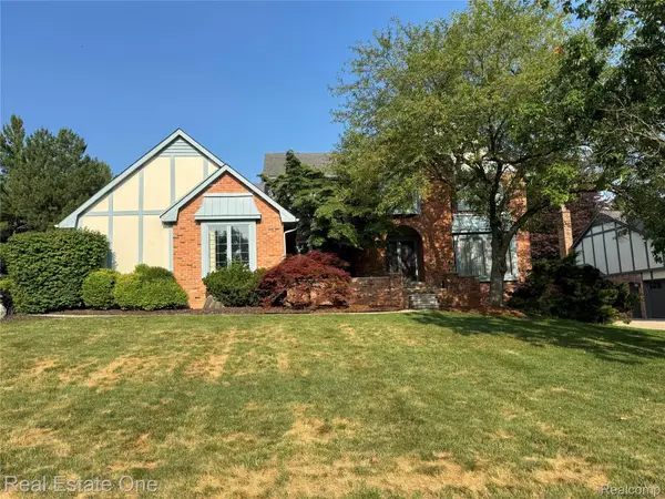 1752 White Water Drive, RochesterHills, MI 48309