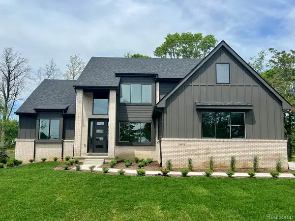 2934 W Walton Boulevard, Waterford, MI 48329