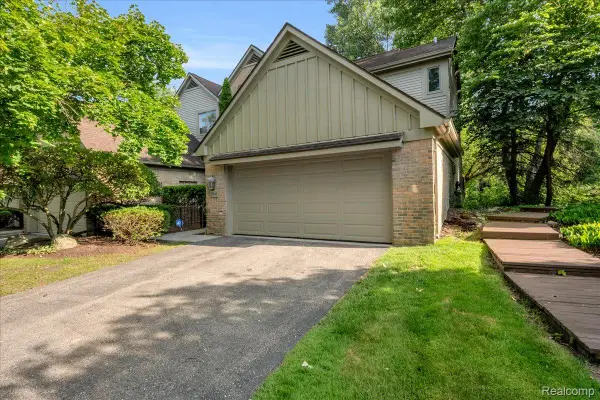 37418 Legends Trail Drive, Farmington, MI 48331