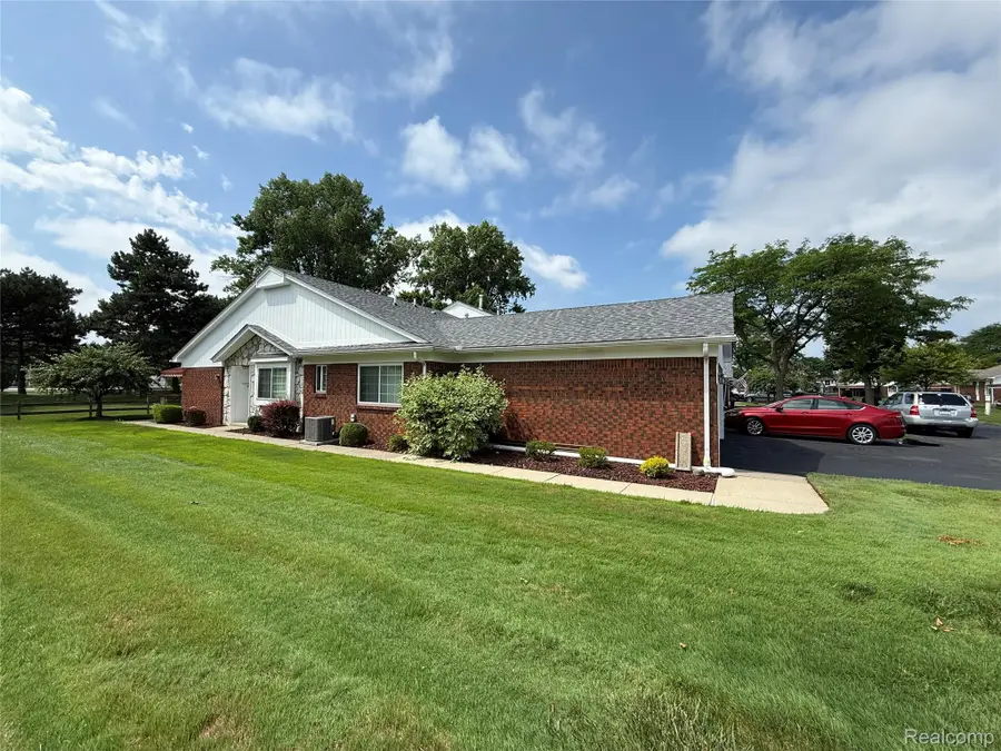 730 Country Club Dr Drive #36, Saint Clair Shores, MI 48082 - #3