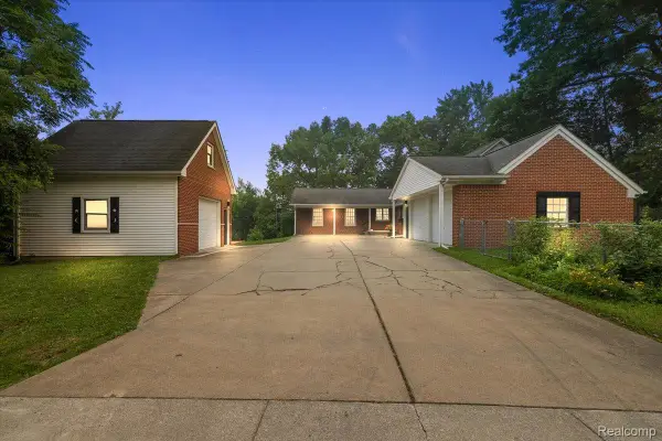 869 Central Drive, LakeOrion, MI 48362
